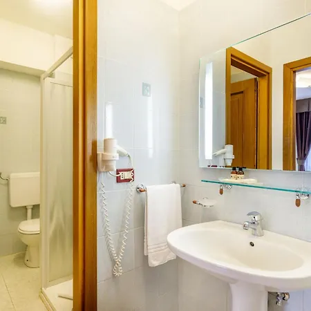Apartamento Charming Rina Sea - Air-con Wifi Sleeps 2 Persons *